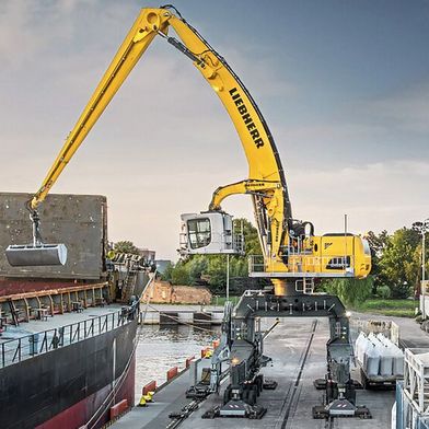 Der LH 150 M Gantry Port ist speziell für den Umschlag von Schütt- und Stückgütern im Hafenumschlag konzipiert und zeichnet sich durch enorm hohe Traglasten bei gleichzeitig großen Reichweiten aus. (Bild: Leadec)