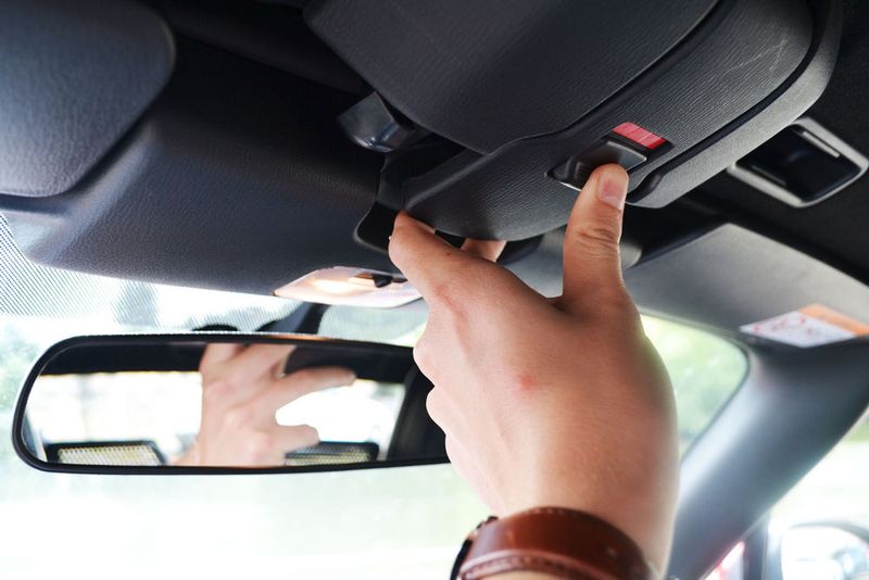 Kommen wir zum Innenraum und beginnen mit dem Verdeck. (Seyerlein/»kfz-betrieb«)