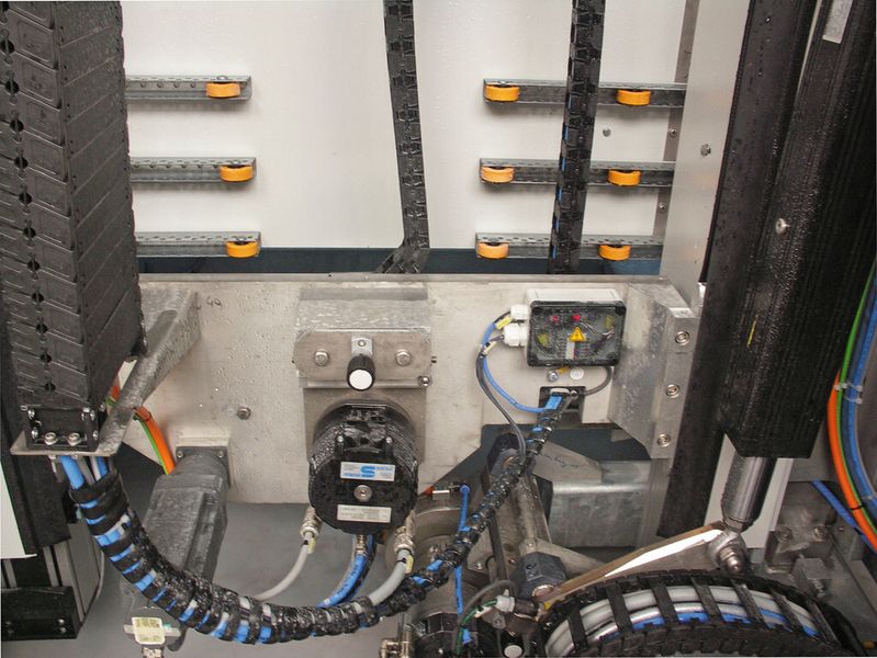 Bild 3: Neben den Energiezuführungen beweisen auch Linearlager ihre Leistungsfähigkeit. Außerdem sollen Rollen zum Führen der Glasscheibe am Schleifkopf getestet werden. (Bild: Igus)