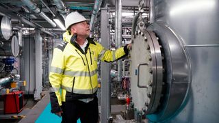 Horst Kreuter, Mitbegründer des Projekts bei der Vulcan Energie Ressourcen GmbH, steht in der sogenannten Lithiumextraktions-Optimierungsanlage. (Bild: picture alliance/dpa | Uwe Anspach)