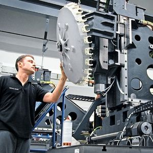 Die Mitarbeiter des DMG-Mori-Seiki-Konzerns haben derzeit gut zu tun: Dirk Ziegler, Montageschlosser bei der Deckel Maho Seebach GmbH, montiert den Werkzeugwechsler einer Milltap 700.