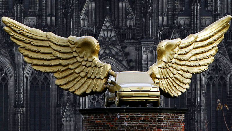 Der „Goldene Vogel“ – ursprünglich ein Ford Fiesta – war im April 1989 im Rahmen der zweiwöchigen Kunstaktion „Fetisch Auto“ von Hans-Jürgen Schult geschaffen worden. Der „Goldene Vogel“ – ursprünglich ein Ford Fiesta – war im April 1989 im Rahmen der zweiwöchigen Kunstaktion „Fetisch Auto“ von Hans-Jürgen Schult geschaffen worden.