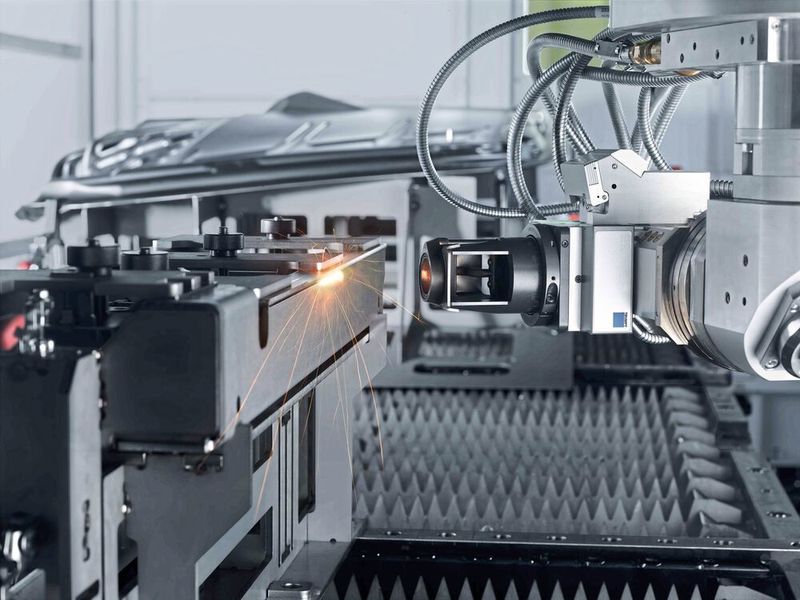 Für eine deutlich gesteigerte Bauteilqualität haben die Ditzinger Experten die von Trumpf entwickelte Technologie fürs spritzerarme Laserschweißen „BrightLine Weld“ integriert. Damit verdreifache sich die Produktivität in Sachen Schweißgeschwindigkeit. (Trumpf)