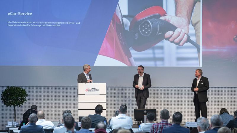 Werner Steber vom ZDK (links) stellte das neue Label „E-Car-Service“ vor, mit dem Betriebe ihre Kompetenz in Sachen Elektromobilität zeigen können. (Stefan Bausewein)