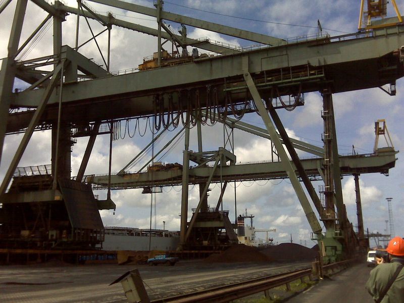 2 „European Container Terminals“ (ECT), Rotterdam: igus hat acht Ship-to-Shore-Krane von ZPMC (Shanghai) mit „E4/4 4040“-Rollenenergieketten-Systemen ausgerüstet. Desweiteren sind im gleichen Terminal RMG’s von ZPMC mit igus-Systemen ausgerüstet. (Bild: Höltkemeier)