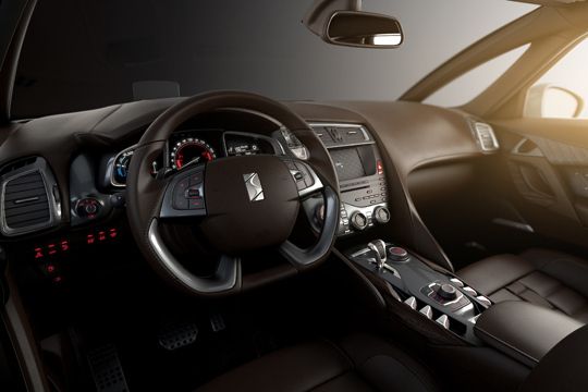 Innen ist der Franzose elegant zurechtgemacht. (Citroën)
