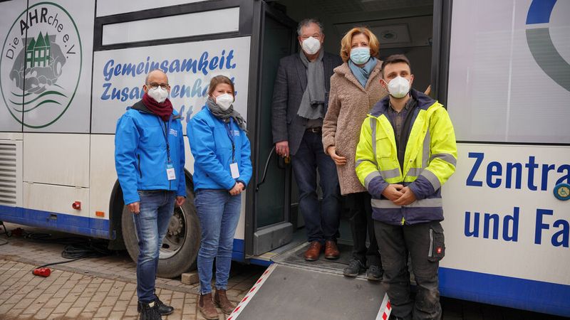 Die Seelsorger Arnd Kolla und Tamara Orschler, Unternehmer Klaus Steinforth, Ministerpräsidentin Malu Dreyer und AHRche-Geschäftsführer Lukas Bornschlegl (v. l.). (Bild: Stephan F. F. Dinges)