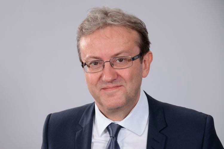 Olivier Gaudefroy, scheidender Vorstandsvorsitzender von Renault Deutschland: „Im Endspiel stehen Frankreich und Deutschland. Am Ende gewinnt Frankreich, weil die Equipe Tricolore zuhause mit den Zuschauern im Rücken auch vom Weltmeister nicht zu schlagen ist.“ (Renault)