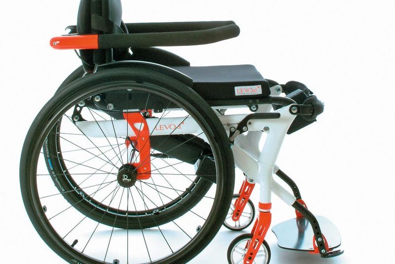 Der aus Kohlefaser, Aluminium und Stahl gefertigte Summit EL von der Levo AG gilt als leichtester Rollstuhl mit elektrischer Aufstehhilfe   (Levo AG)