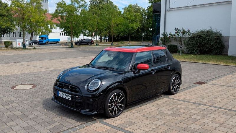 Immerhin gab es mit dem Dach und den Spiegelkappen Kontraste in freundlichem Rot – natürlich gegen Aufpreis. (Bild: Rosenow – VCG)