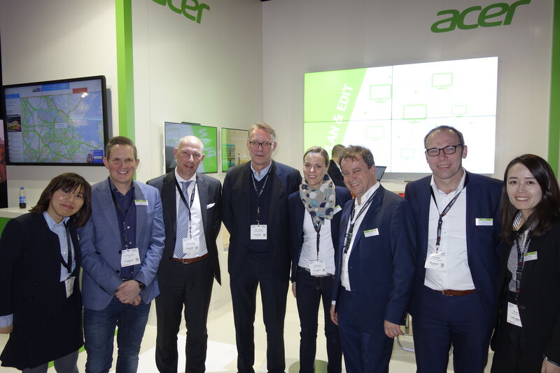 Das Acer Being Signage Team und Stefan Tiefenthal mitten drin! (Bild: IT-BUSINESS)