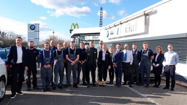 Ein Autohaus zu betreiben, ist ein Mannschaftssport – eine Tatsache, die der ehemalige Leistungssportler Andreas Ehrl (hinten, Mitte) beherzigt.(Bild:  Rosenow – VCG)
