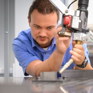 Anstatt jeden Schweißpunkt einzeln einzuteachen, muss der Mitarbeiter den smarten Trumpf-Roboter lediglich in die Startposition bringen. Den Rest übernimmt die innovative Technik. Zu sehen ist das Ganze auf der kommenden Schweissen und Schneiden in Essen. (Bild:  Trumpf)