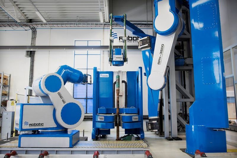 An den Masten des Pipe Handlers (rechts) sorgen igus-Energieketten für die Energie- und Signalzuführung zu den Greifern. (RDS Robotic Drilling Systems AS)