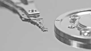 Die schnell wachsenden Datenmengen des Informationszeitalters lassen sich nur mit Festplatten kostengünstig auffangen und verwalten. (Bild: gemeinfrei)