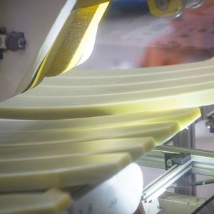 Eine glasfaserverstärkte Compositeblattfeder von SGL Carbon bei der abschließenden Qualitätsprüfung. Das Unternehmen feiert rund um dieses Produkt jetzt ein Jubiläum, denn vor Kurzem hat die millionste Blattfeder für Volvo das SGL-Werk am Standort Innkreis (Österreich) verlassen.