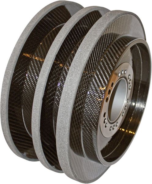 Die Vitron7-CBN-Schleifwerkzeuge entfalten noch mehr Leistung, wenn man sie mit dem leichten Carbonforce-CFK-Grundkörper von Norton Winter kombiniert. So könnten größere Schleifwerkzeuge angeboten werden als es mit den schwereren Varianten auf Stahlgrundkörper möglich ist, sagt Saint-Gobain Abrasives. (Bild: Saint-Gobain)