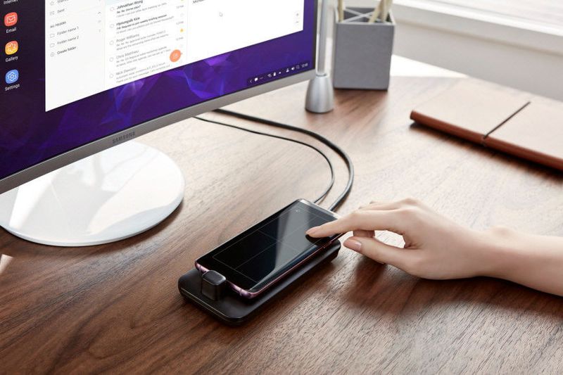 Mit Hilfe der Docking-Station kann das Smartphone beispielsweise an einen Monitor und eine Tastatur angeschlossen werden.  (Samsung)