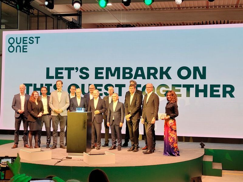 Bundeskanzler Olaf Scholz (1. Reihe, M.), gesäumt von (v.l.) Robin von Plettenberg (CEO Quest One), Dr. Peter Tschentscher (1. Bürgermeister Hamburg), Dr. Uwe Lauber (Vorstandsvors. MAN Energy Solutions), Gunnar Kilian (Vorstandsmitgl. Volkswagen). (Bild: PTJ/ Katharina Stranzenbach)