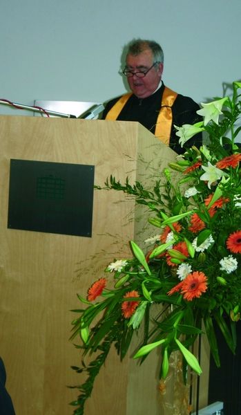 Der soeben zum Dr.-Ing. E.h. ernannte Gunnar Grosse bei seiner Dankesrede vor über 200 Gästen im Großen Hörsaal der TU Chemnitz. (Archiv: Vogel Business Media)