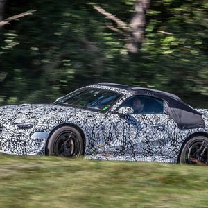 Mercedes lichtet seine Erlkönige nun selbst ab.(Bild:  Mercedes-Benz)