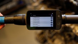 Der Qualitätsschlüssel STRwrench Advanced verfügt über einen Algorithmus zur Berechnung des Residualdrehmoments und stellt Schraubkurven und Messwerte auf dem Touchscreen-Display übersichtlich dar: Bediener können direkt an der Schraubstelle genaue Analysen durchführen und zügig datenbasierte Entscheidungen treffen. (Bild: Atlas Copco Tools Central Europe GmbH)