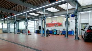 Bei der Wahl ihrer Hebetechnik setzen die Werkstätten – egal ob markengebunden oder frei – mit Abstand am häufigsten auf den Klassiker schlechthin: eine Zweisäulen-Hebebühne mit einer Traglast von 3,5 Tonnen. (Schreiner/»kfz-betrieb«)