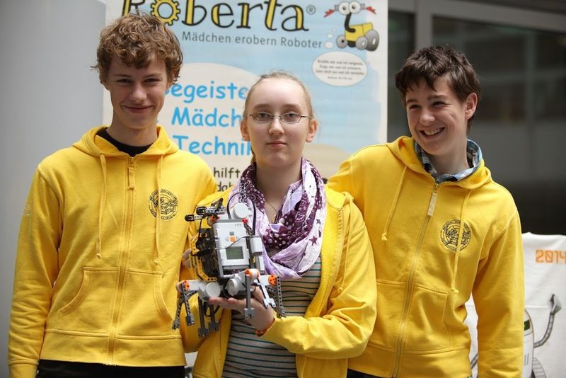 Schüler mit ihren selbst programmierten Robotern bei der Open Roberta Auftaktveranstaltung in Berlin (Google)