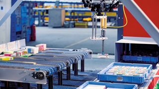 Robo Pick von SSI Schäfer ist eine vollautomatische Pickzelle, die sich nahtlos in eine bestehende Lagerarchitektur integrieren lässt.  (Bild: SSi Schäfer)