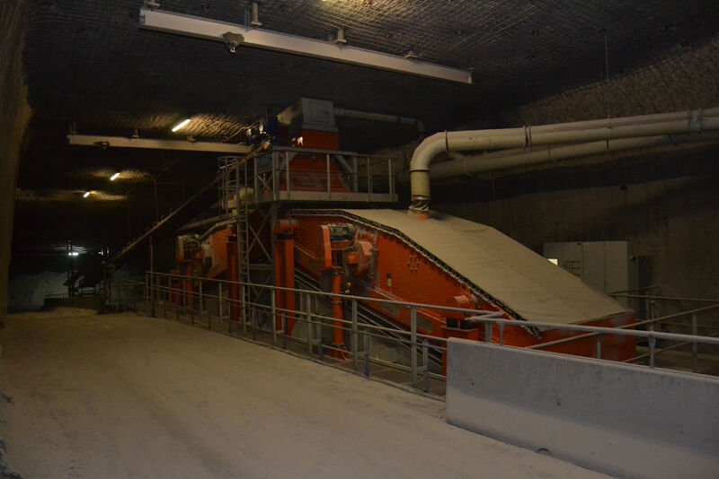 Elaborate process steps are needed to separate the anhydrite from the salt. This picture shows a part of the milling and sieving installations. (Bild: PROCESS)