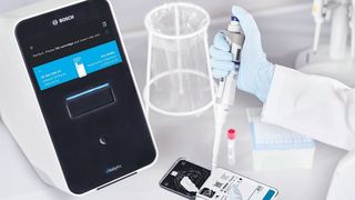 Abb.1: Der Einsatz von Cartridges für verschiedene mikrobiologische Tests machen das Vivalytic-System sehr flexibel. (Bosch Healthcare/(c) by Stephan Glathe)