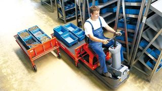 Der Transporter Hako-Sherpa M 5 ist laut Hersteller mit einer leichtgängigen Bügel-Direktlenkung ausgestattet, die Schlepper MX 10 und MX 20 sind nach Unternehmensangaben auch mit Lenkrad und Lenkuntersetzung verfügbar. (Archiv: Vogel Business Media)