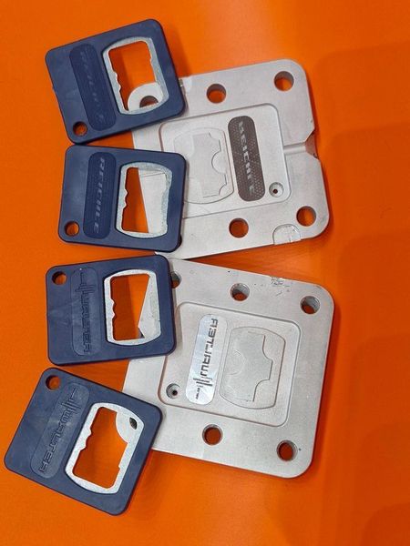 Eindrücklich beweist auch dieses Form- und Bauteilbeispiel, was man mit der Kombination aus additiv gefertigten Prototypenformen und dem manuellen Spritzguss in der Bauteilentwicklung rasch erreichen kann: Flaschenöffner mit Mikro- und Nanostrukturen aus Kunststoff-Serienmaterial und umspritzem Metalleinleger. (Bild: HoliMaker)