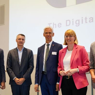 Panelteilnehmer zum Thema: „Industrie im Wandel – ohne Daten-Ökosysteme keine (KI-) Zukunft?“
Von links nach rechts: Rainer Brehm (SIEMENS), Dr. Stephan Mayer (Trumpf); Prof.Dr. Dipl-Ing Berend Denkena (DMG Mori) Dr. Beate Baron (BMWE), Hagen Heubach (SAP)

 (Bild: Factory-x)