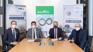 Von links nach rechts: Kurt Lefevere (Vice President Northern Continent bei Air Products), Stephan König (Director Operations and Supply Chain Performance bei Air Products Europe and Africa), Jens Meier (CEO der Hamburg Port Authority), Michael Westhagemann (Senator für Wirtschaft und Innovation in Hamburg). (Hamburg Port Authority / Andreas Schmidt-Wiethoff)