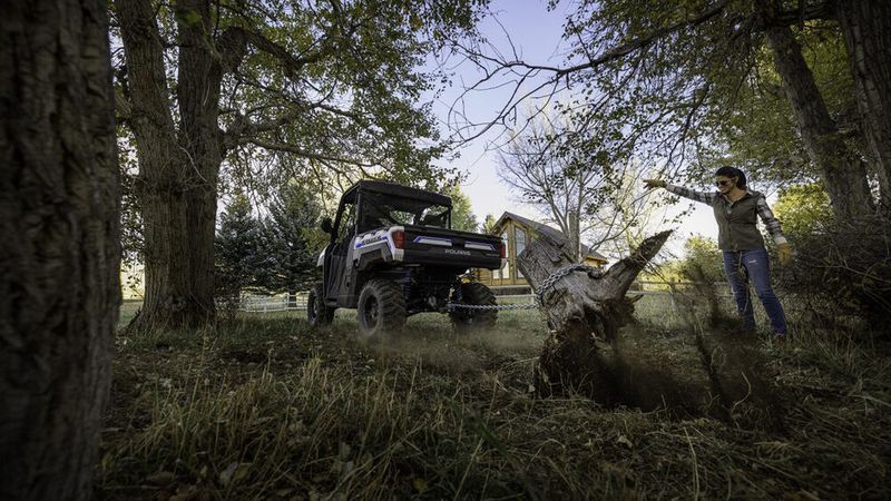 Dank Allradantrieb und kräftigem Motor eignet sich der Elektro-Polaris als Arbeitstier. (Bild: Polaris)