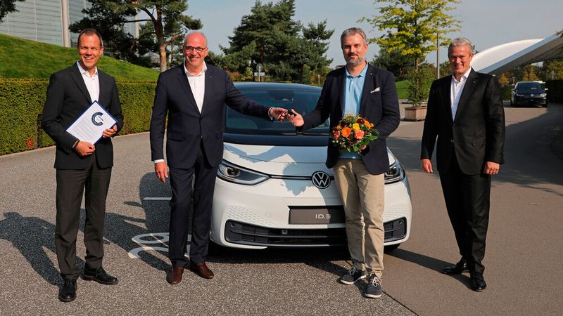 Bei der Schlüsselübergabe in Wolfsburg v.l.n.r.: Roland Clement, Vorsitzender der Geschäftsführung der Autostadt, Jürgen Stackmann, Vertriebsvorstand Volkswagen Pkw, Oliver Nicolai, First Mover, Holger B. Santel, Leiter Vertrieb und Marketing Volkswagen Pkw. (Bild: Volkswagen)