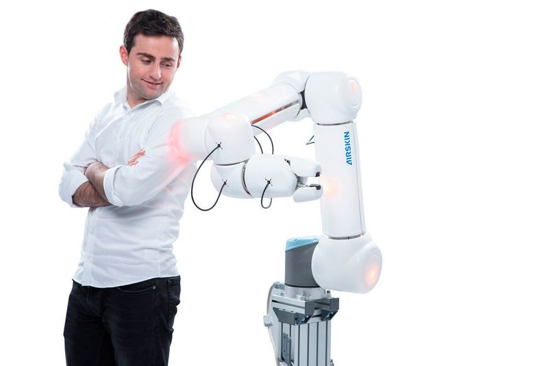 Mit Sensorhaut aus Industrierobotern Cobots machen 
Industrieroboter in Cobots verwandeln, und Cobots ohne Schutzzaun schneller arbeiten lassen – das verspricht die neue Sensorhaut Airskin, die an fast jeden Industrieroboter, Cobot und Greifer nachgerüstet werden kann.
 Zum Artikel
 ( Blue Danube Robotics / Daniel Schalhas)