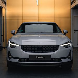 Polestar hat seine selbst betriebenen „Destinations“ jetzt auch in „Polestar Spaces“ umbenannt. Der Innenraum ist extrem minimalistisch gehalten. (Bild:  Polestar)