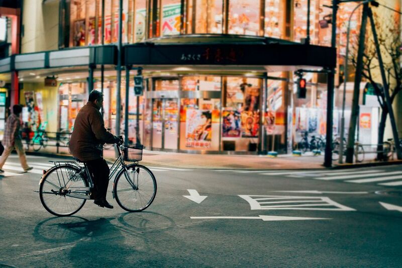 Gerade in der dunklen Jahreszeit übersieht man schnell Fahrradfahrer. Deshalb gilt, egal ob E-Bike oder normales Fahrrad: Licht an und bei Dunkelheit am besten noch eine Warnweste tragen. (gemeinfrei)