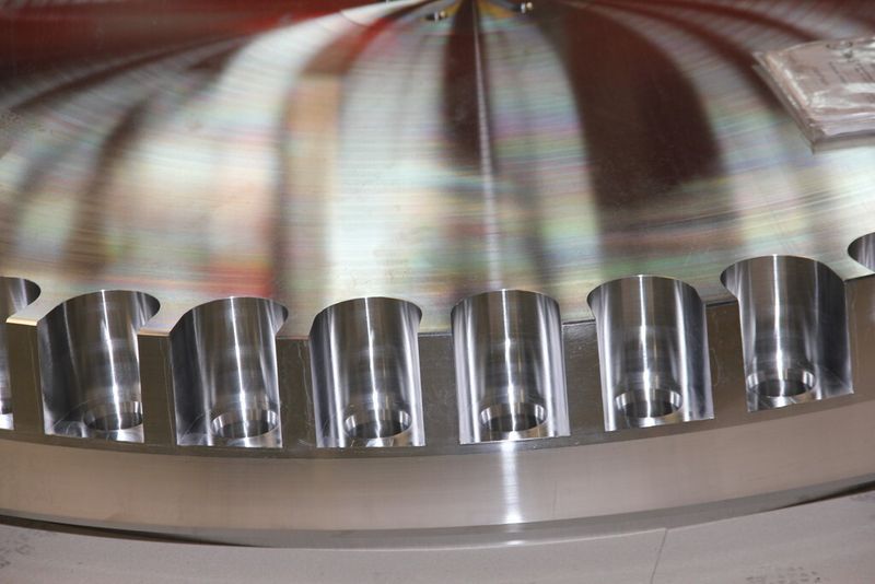 Auf dem Bild zu sehen sind Deckel für Atommüllbehälter, die Kinkele aus Chrom-Nickelstahl gefertigt hat. (Bild: Sonnenberg)