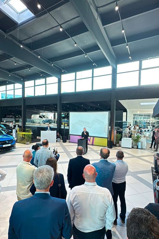 Der Renault- und Dacia-Showroom in Aachen erstreckt sich auf 865 Quadratmetern.(Bild:  Autohaus Bernds)