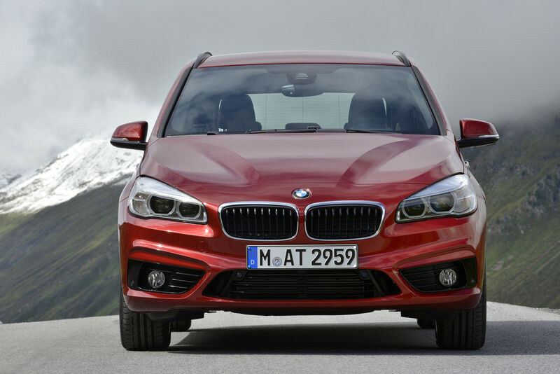 Breite Niere und Doppelringscheinwerfer verhelfen auch dem 218d zum typischen BMW-Markengesicht. (Foto: BMW)