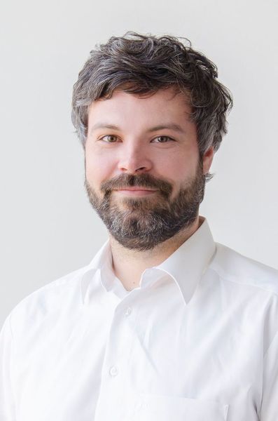 „In einer industriellen Anwendung würde sich der hominide Roboter Charlie
vorranging zur Unterstützung des Menschen in sogenannten hybriden Teams
eignen“, erklärt Daniel Kühn, Projektleiter am Robotics Innovation Center Bremen
des DFKI. (DFKI GmbH)