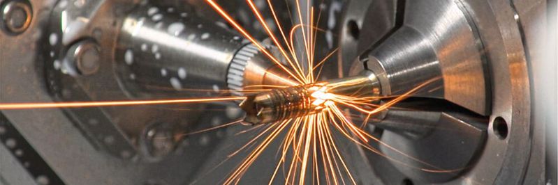 Mit der Lasertechnologie lassen sich unter anderem µm-feine Stege, biegsame Wellen aus Rohren mit maximal 2 mm Wandstärke sowie sehr kleine Eckenradien an medizinischen Instrumenten und Implantaten erzeugen. Mit der Lasertechnologie lassen sich unter anderem µm-feine Stege, biegsame Wellen aus Rohren mit maximal 2 mm Wandstärke sowie sehr kleine Eckenradien an medizinischen Instrumenten und Implantaten erzeugen.
