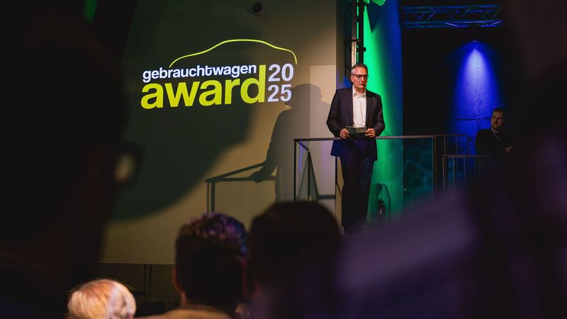 Wolfgang Michel, Chefredakteur von »Gebrauchtwagen Praxis«, stimmte das Publikum auf den Abend ein. Der Award wurde 2025 zum 20. Mal vergeben. (Bild: stefan bausewein)