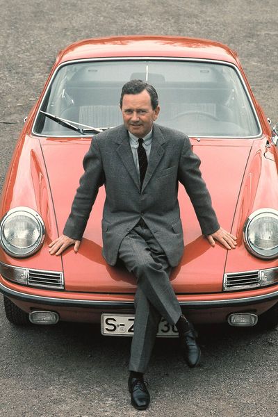 Ferry Porsche auf der Motorhaube des Porsche 911. (Bild: Porsche)