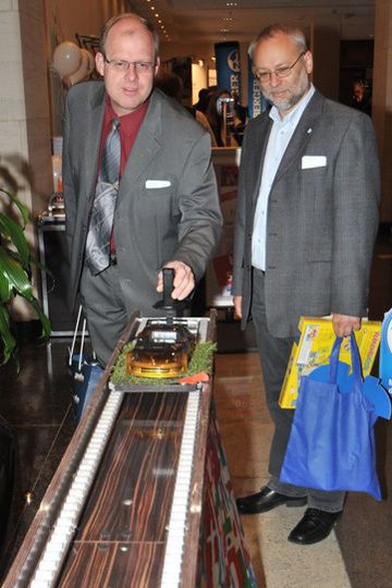 Auch Olaf Dietz (li., Obermeister Innung Lüneburg) und Norbert Stark (Geschäftsführer Innung Rostock) prüfen die Bahn. (Zietz)