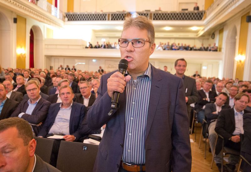 Auch Rudolf Angerer, Servicepartner für VW, Audi und Skoda und Vorstandsvorsitzender der Innung Oberpfalz und Kreis Kelheim, hatte einige Fragen zur Lage. (Oliver Krato / VAPV)