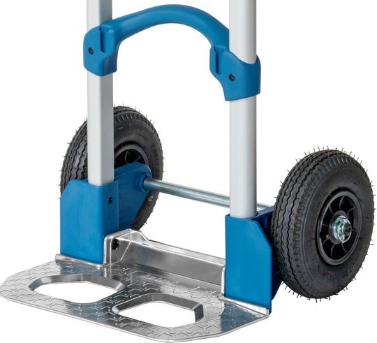 Das ist der Blick auf die Schaufel und die Räder der neuen Sackkarre Wuppi, die der Hersteller Fetra entwickelt hat. Sie kann maximal 200 Kilogramm tragen, besteht zum Großteil aus Aluminium und ist kompakt genug für die Mitnahme in Fahrzeugen, heißt es.(Bild:  Hahn+Kolb)